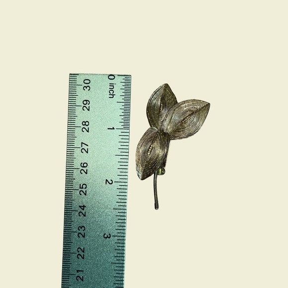 Intricate Wire Wrapped 3 leaf Gold tone Vintage Brooch - Picture 2 of 3